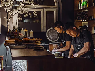 Japanische Köche in der Küche des Ikigai Leipzig