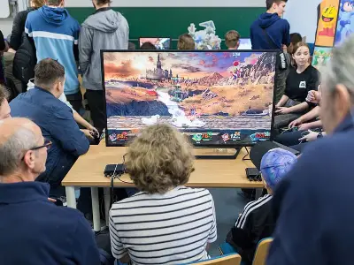 Menschen spielen ein Computerspiel